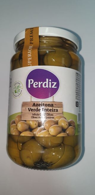 Azeitonas verdes inteiras