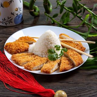 39. Kurczak chrupiący filet, surówka