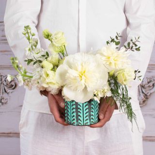 Aranjament cu bujori, lisianthus si matthiola