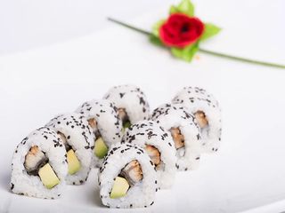 Uramaki Anguila y Aguacate con Queso