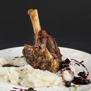 Ciolan de miel cu piure aromatizat cu lavanda si sos demi-glace