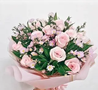 Bouquet con  rose rosate e altri fiori con colori chiari