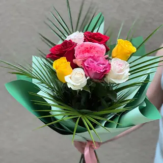Buchet format din 9 trandafiri colorati