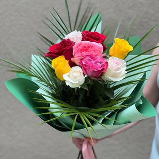 Buchet format din 9 trandafiri colorati