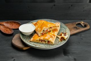 Palaneț cu cârnaț de casă și ceapă călită