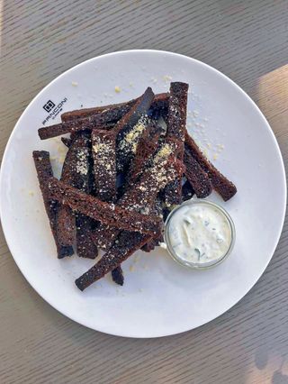 Хрумкі сухарики з часниковим соусом