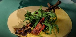 ფრანგული ომლეტი 4 ყველის სოუსით და ხის სოკოს ჩიფსებით