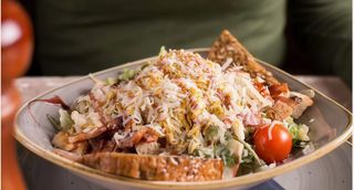 Caesar napolitana salata