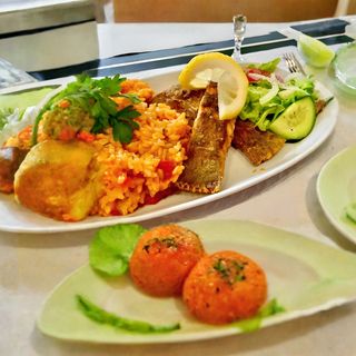 Solha frita com arroz de tomate