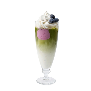 Jagodowa matcha latte