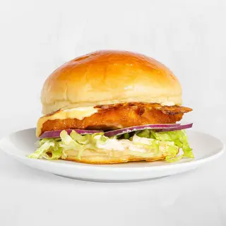 Burger sa sweet chilli piletinom i pomfritom