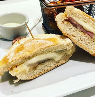 Prego com Queijo Amanteigado