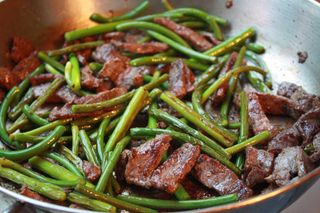 Мясо на жаровне с чесночными стручками