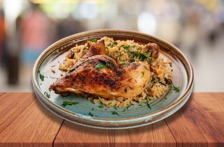 Печено пилешко бутче с ориз и зеленчуци