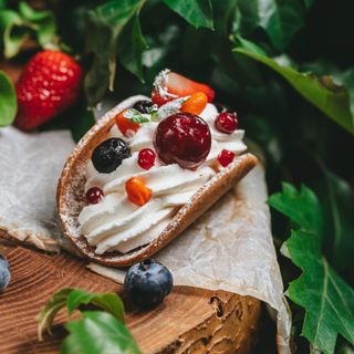 Тарталетка с кремом и ягодами