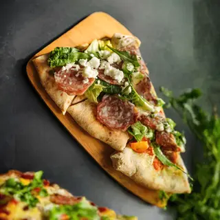 Фокача з фермерською салямі та моцарелою (220г)