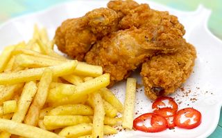 Aripioare picante in sos salsa cu cartofi prăjiți si salata