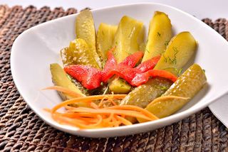 Salată de castraveți murați