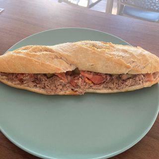 Bocadillo de Tomate, atún y Olivas