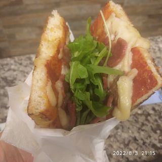 Pizza al taglio bresaola rucola e grana 