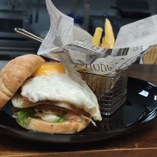 Hamburguesa Los Carlotas Con Patatas Fritas