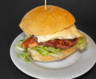 Hamburguesa con huevo y queso