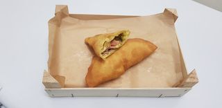 Panzerotto con mortadella, mozzarella di bufala e pesto di pistacchio