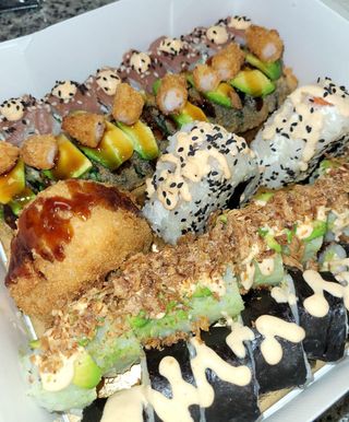 The Tour Box (32 Pzs.) Y Onigiris (3 Uds.)