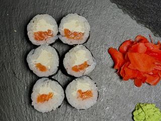 Макі філа з лососем