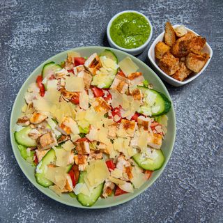 Salată cu Șnițel din Piept de Pui