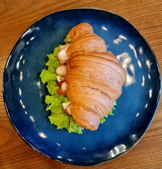 Круасан з м'ясом курки