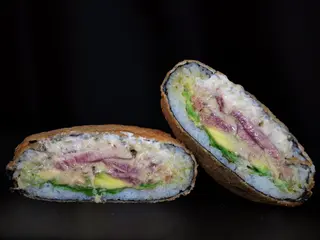 Burger z tuńczykiem