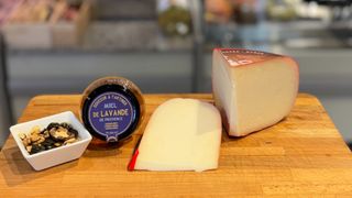 Ser z  mleka młodych owiec ( 200 g )