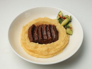 Бріскет з картопляним пюре та битим огірком (385g)