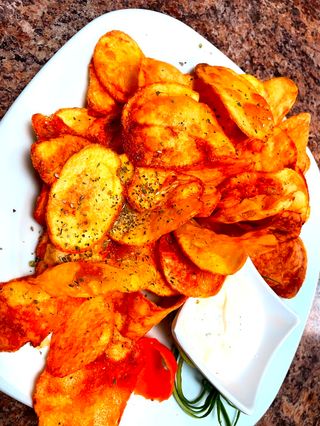 Домашен пържен чипс с билки и чеснов сос (350г)