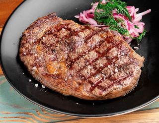 Стейк Рибай с картофелем по-деревенски