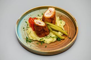 Cordon bleu piept de pui, piure și murături