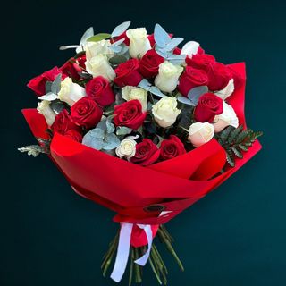 Buchet 31 Trandafiri Albi si Rosii