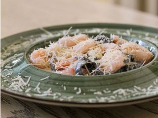 Феттуччіне з чорнилом каракатиці та креветками (280g)