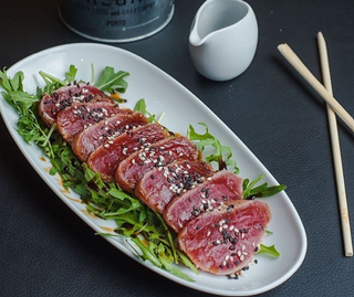 Tataki de Atum com Rúcula