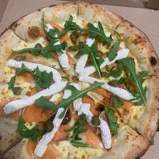 Пицца с лососем и сыром Филадельфия