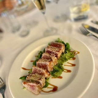 Tataki De Atún Rojo Con Puré De Zanahoria