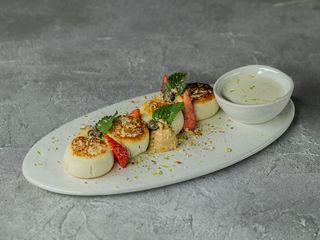 Солодкі сирники з апельсиновою сметаною та нугою