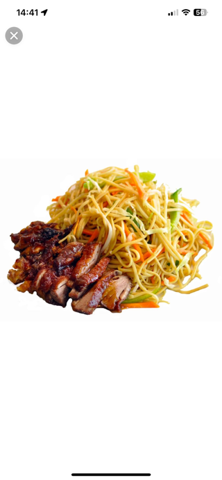 Tallarines fritos con pato asado