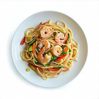 Spaghetti di soia saltati con gamberi e verdure