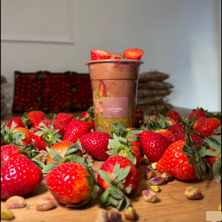 Vaso de fresas con pistacho