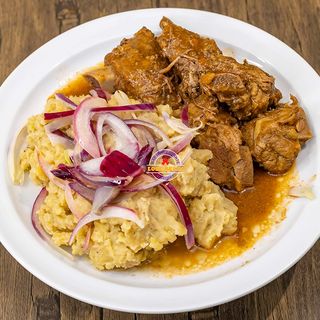 MANGU CON CARNE DE CERDO GUISADA 