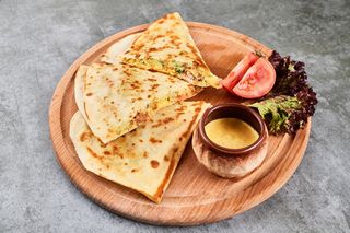 Потато Кесадіас з беконом (280/50/50г)