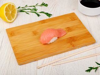 ცივად შებოლილი ორაგულის სუში - 35 გ