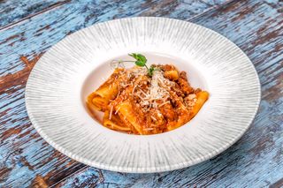 Pacheri cu sos bolognese si parmezan